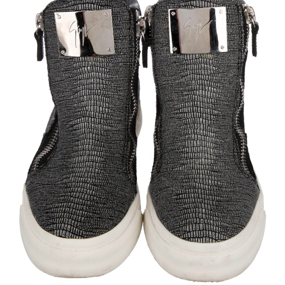 Giuseppe Zanotti sneaks